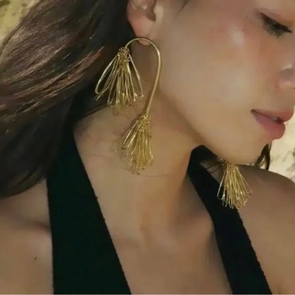 2/$30🌵 Gold Tone Wire Dangle Flower Petals Earrings Delicate Statement Boho NEW - Picture 1 of 11